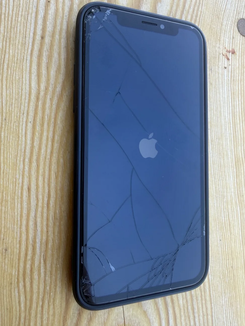 iPhone X z uszkodzonym wyświetlaczem przed naprawą SKFIX